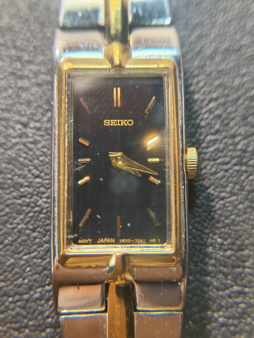 Seiko 2E20-0AY0 Quartz Watch Tank Women Gold Silver Bracelet New Bat Great Shape